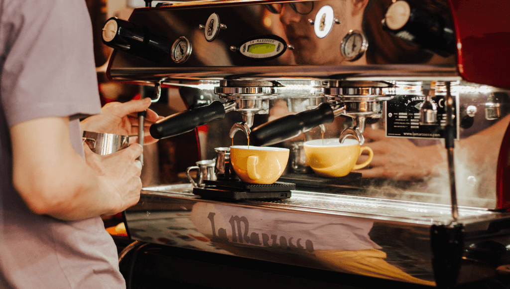 Espresso đề cập đến phương pháp pha chế và xay hạt chứ không phải mức độ rang.
