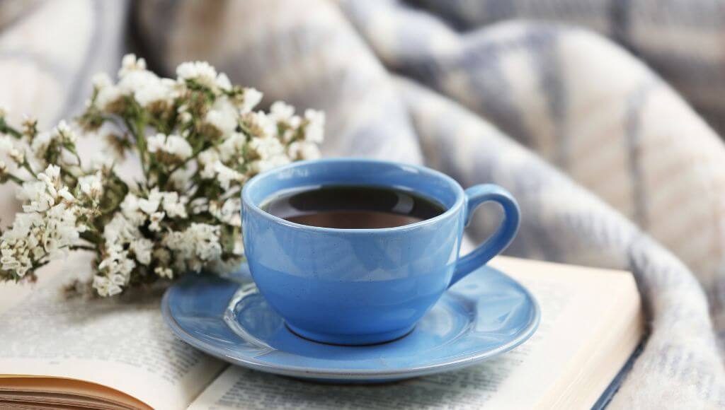 Hàm lượng calo trong cà phê thay đổi đáng kể, từ gần như bằng 0 trong một tách cà phê đen đến vài trăm trong các lựa chọn thú vị hơn như mocha hoặc sinh tố.