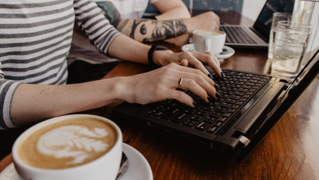 Quán cafe có thể tiếp đón hàng trăm khách hàng đến trò chuyện và làm việc tại quán.