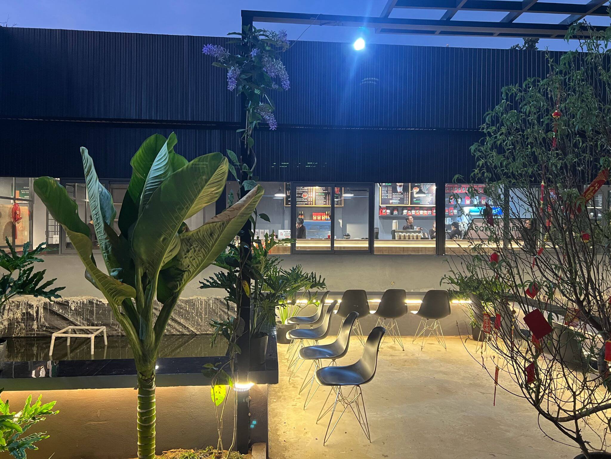 Nội thất quán được thiết kế theo phong cách hiện đại, sang trọng