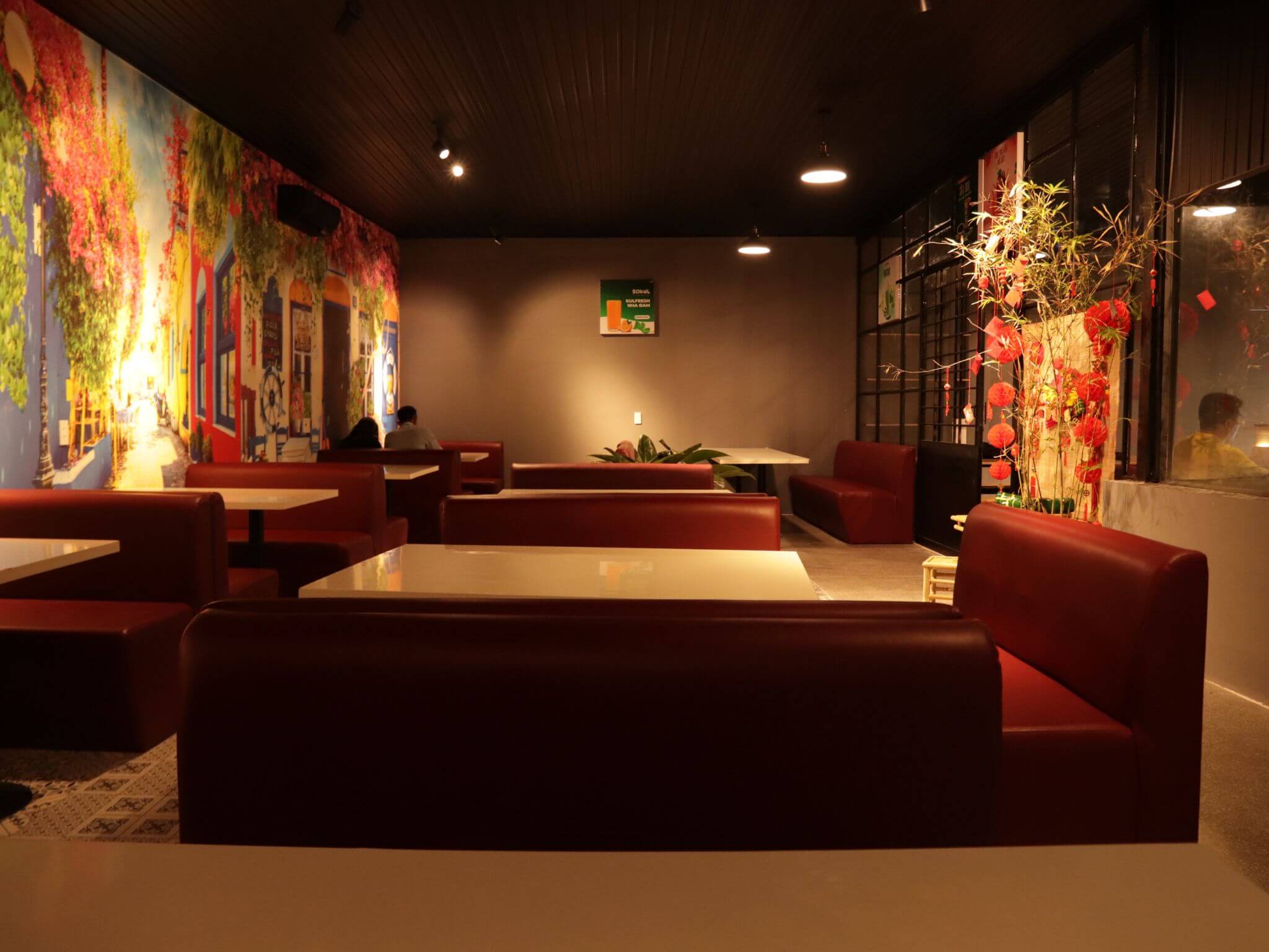 Quán gây ấn tượng với khách hàng bởi không gian đẹp, sang trọng và thoải mái.