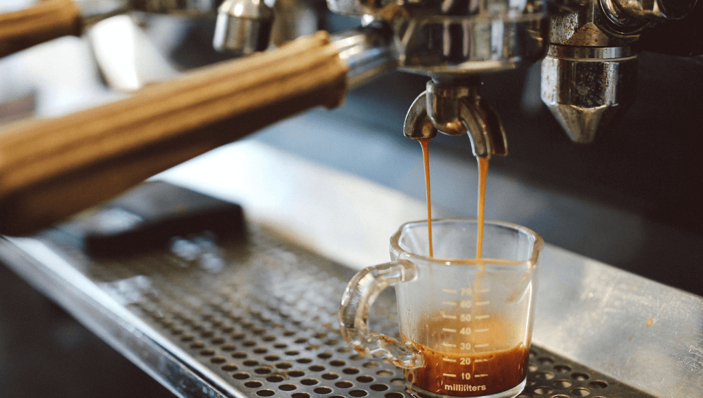 Cà phê Espresso có vị đậm đà, ngon và thường được phục vụ trong những chiếc cốc nhỏ kiểu demitasse.